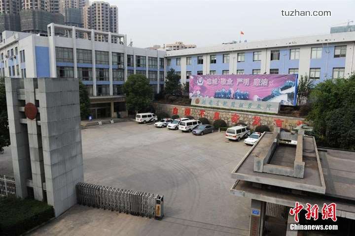 長(zhǎng)沙市坪塘勞動(dòng)教養(yǎng)管理所采購(gòu)我公司定制生產(chǎn)的11KW二用一備自來(lái)水加壓泵站一套，本設(shè)備供水范圍為5公里，供水人數(shù)為3600人，目前本自來(lái)水加壓泵站運(yùn)行平穩(wěn)，高效節(jié)能，受到了管理所的一致好評(píng)！